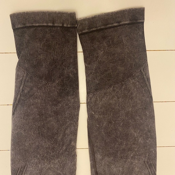 Athleta Recharge Sun Faded Gray Leggings- Size Medium - Picture 4 of 7